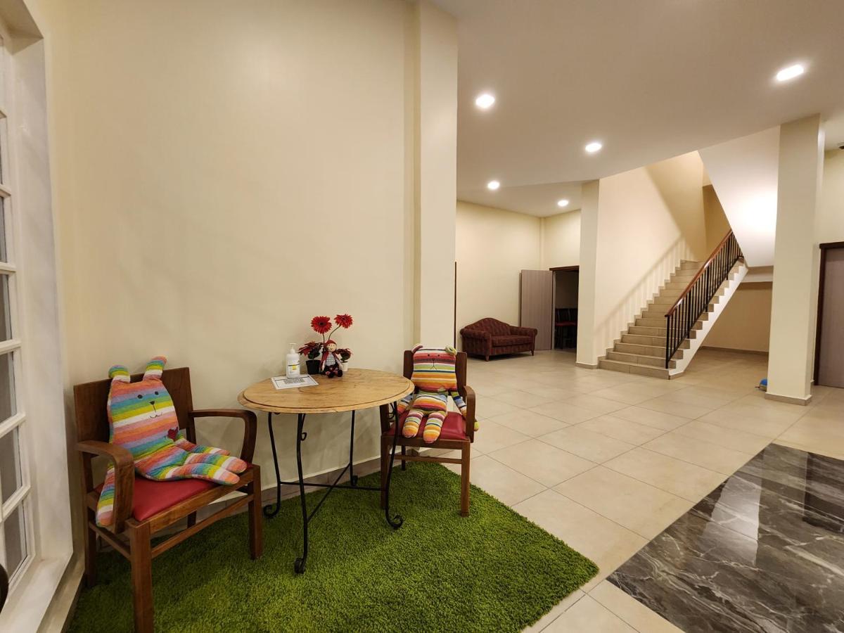 Fathers Guesthouse Age 7 Years Old And Above Only Тана Рата Екстериор снимка
